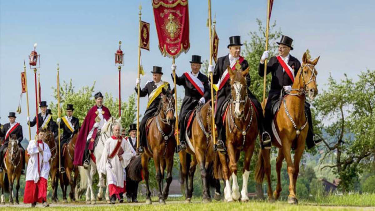Ein farbenprächtiges Spektakel aus Geschichte und Spiritualität, das mit eleganten Reitern, prunkvollen Pferden und feierlichen Klängen Jahrhunderte alte Tradition lebendig werden lässt. Ein farbenprächtiges Spektakel aus Geschichte und Spiritualität, das mit eleganten Reitern, prunkvollen Pferden und feierlichen Klängen Jahrhunderte alte Tradition lebendig werden lässt.