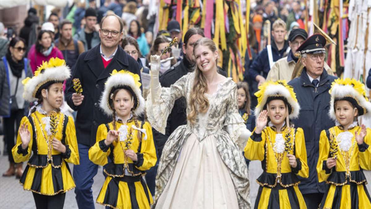Erleben Sie den Heidelberger Sommertagszug - ein Spektakel der Jahreszeitenwende.