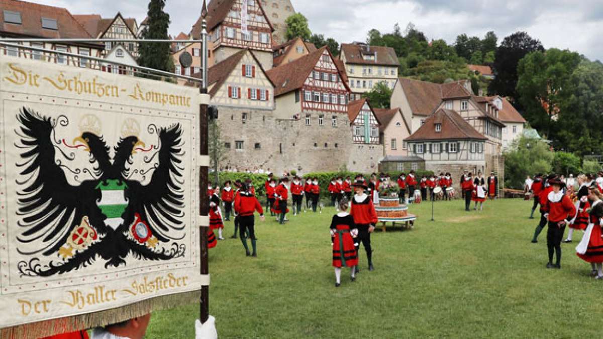 Tauchen Sie ein in das faszinierende Haller Siedersfest, auch bekannt als Kuchen- und Brunnenfest, das jedes Jahr an Pfingsten in Schwäbisch Hall stattfindet.