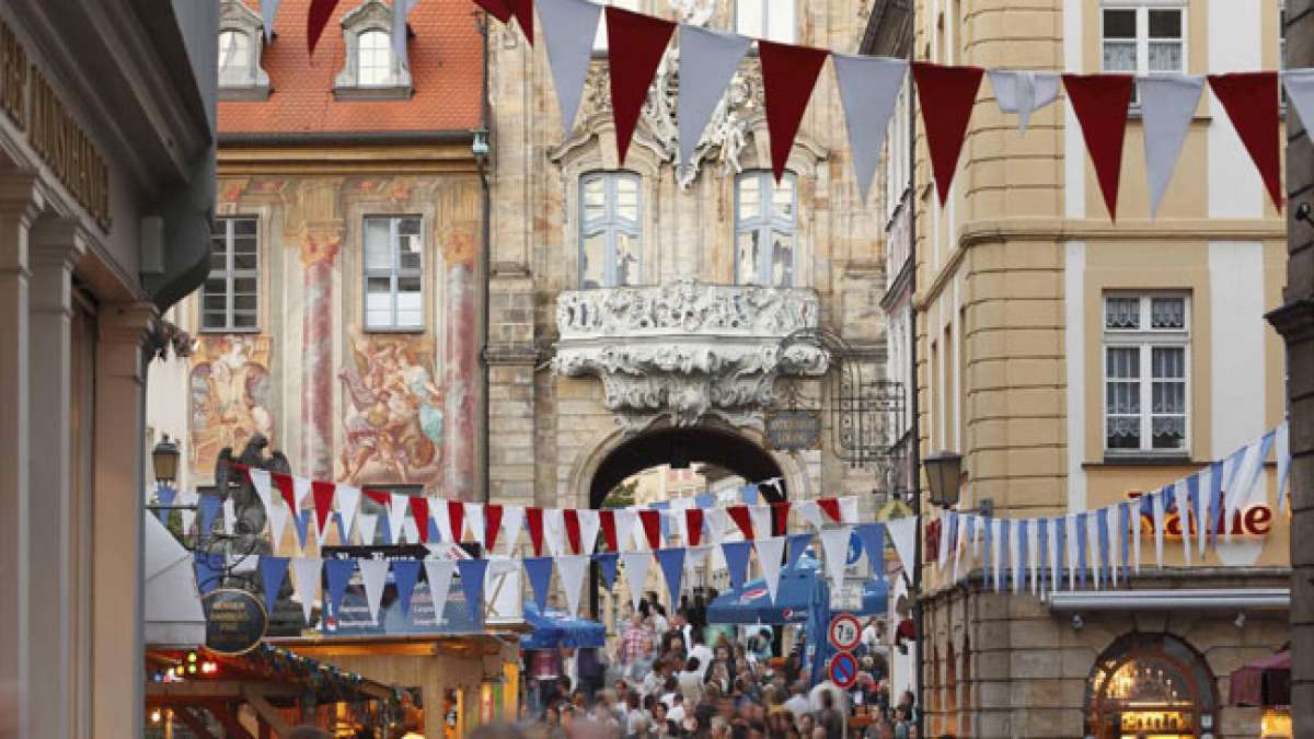 Erleben Sie die faszinierende Sandkerwa in Bamberg, ein festliches Spektakel entlang der malerischen Sandstraßen, die das Herz der Altstadt bilden.