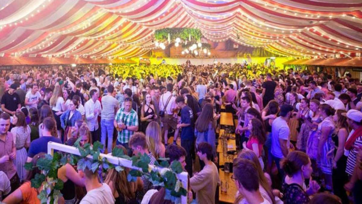 Tauchen Sie ein ins Würzburger Kiliani-Volksfest, das dem Schutzpatron der Stadt, dem heiligen Kilian, gewidmet ist.