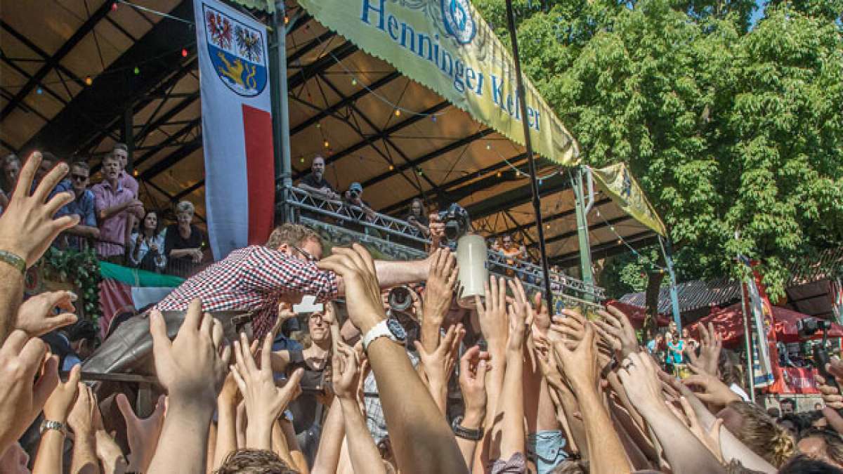 Erleben Sie das Kultspektakel der Erlanger Bergkirchweih, liebevoll als der Berch bekannt.