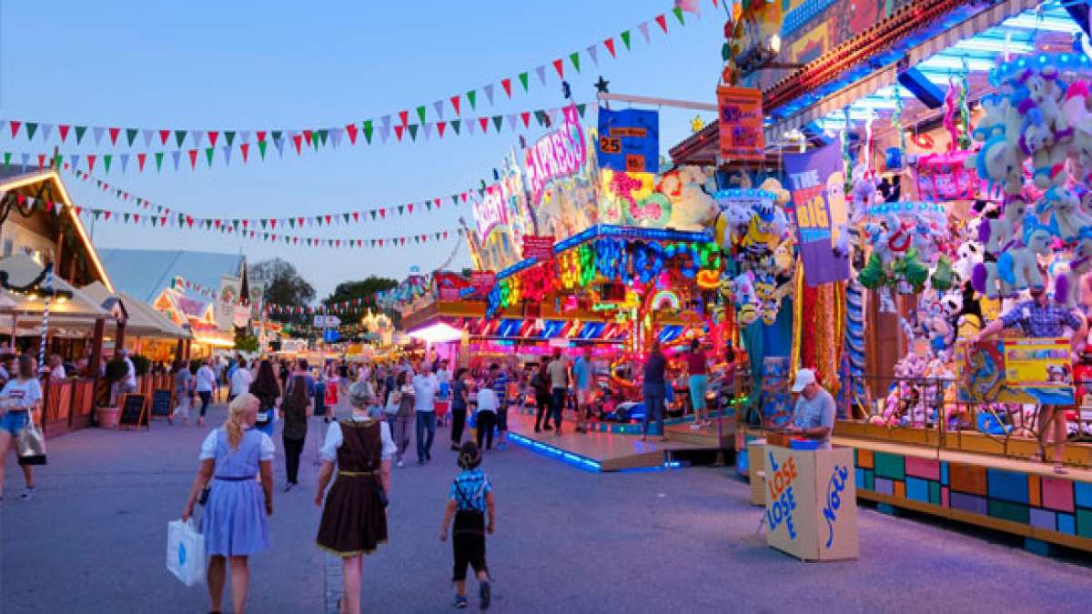 Tauchen Sie ein in die lebendige Atmosphäre dieses festlichen Events, das seinen Ursprung in volksfestähnlichen Belustigungen auf Märkten der Augsburger Innenstadt hat!