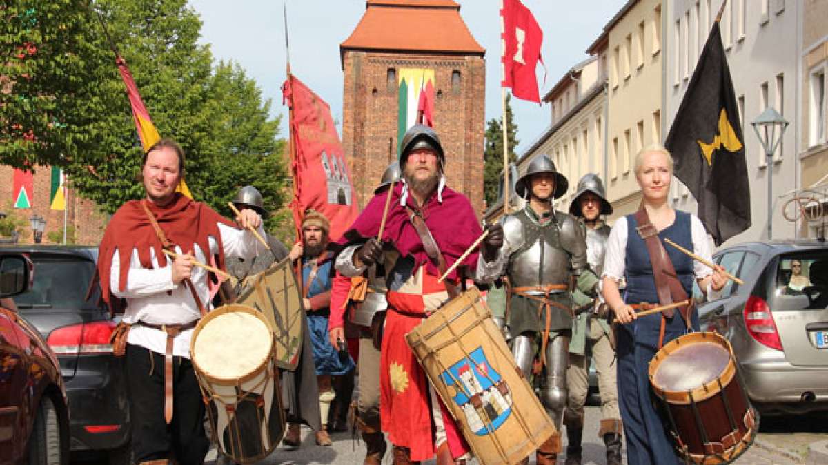 Erleben Sie die historische Atmosphäre, während Bernau im Sommer an die erfolgreiche Verteidigung gegen die Hussiten im Jahr 1432 erinnert und das größte Volksfest der Region feiert. Erleben Sie die historische Atmosphäre, während Bernau im Sommer an die erfolgreiche Verteidigung gegen die Hussiten im Jahr 1432 erinnert und das größte Volksfest der Region feiert.