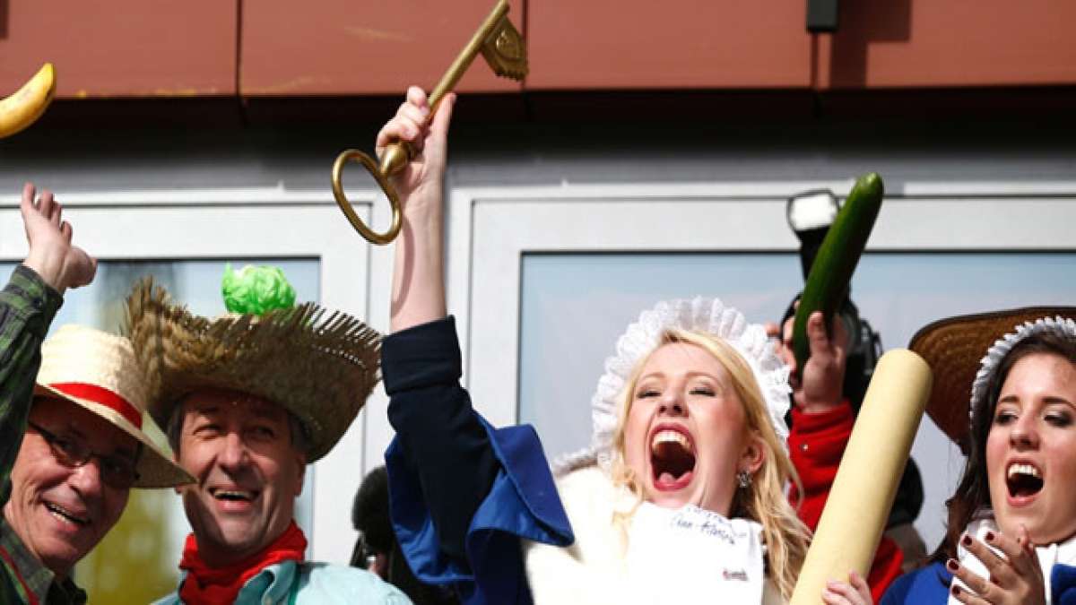 Von Krawattenabschneiden bis hin zu humorvollen Verkleidungen als Möhnen erleben Sie eine traditionsreiche und fröhliche Karnevalszeit, die in ausgelassener Feierlichkeit gipfelt.