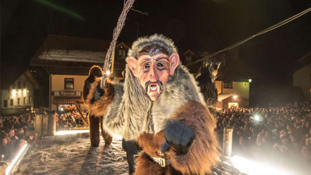 Tauchen Sie ein in die mystische Welt der Rauhnächte – zwölf zauberhafte Nächte zwischen Weihnachten und dem Tag der Heiligen Drei Könige. Tauchen Sie ein in die mystische Welt der Rauhnächte – zwölf zauberhafte Nächte zwischen Weihnachten und dem Tag der Heiligen Drei Könige.