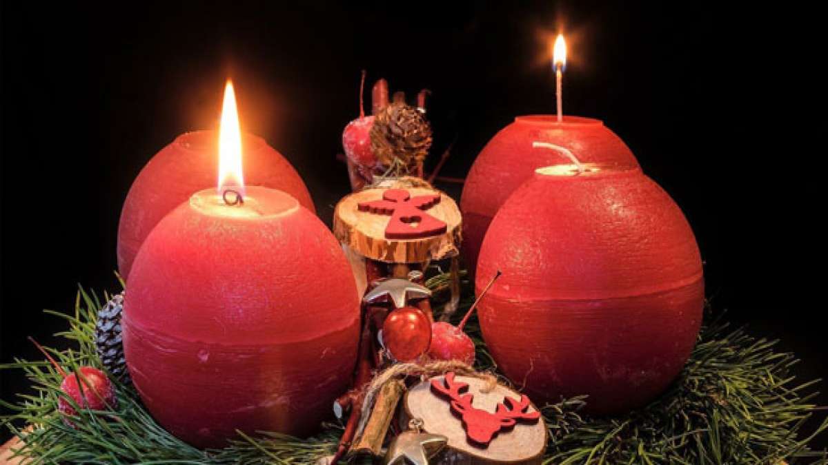 Entdecken Sie die tiefere Bedeutung des griechischen Ursprungs des Wortes 'Advent' und lassen Sie sich von der symbolischen Anordnung der brennenden Kerzen im Uhrzeigersinn inspirieren.