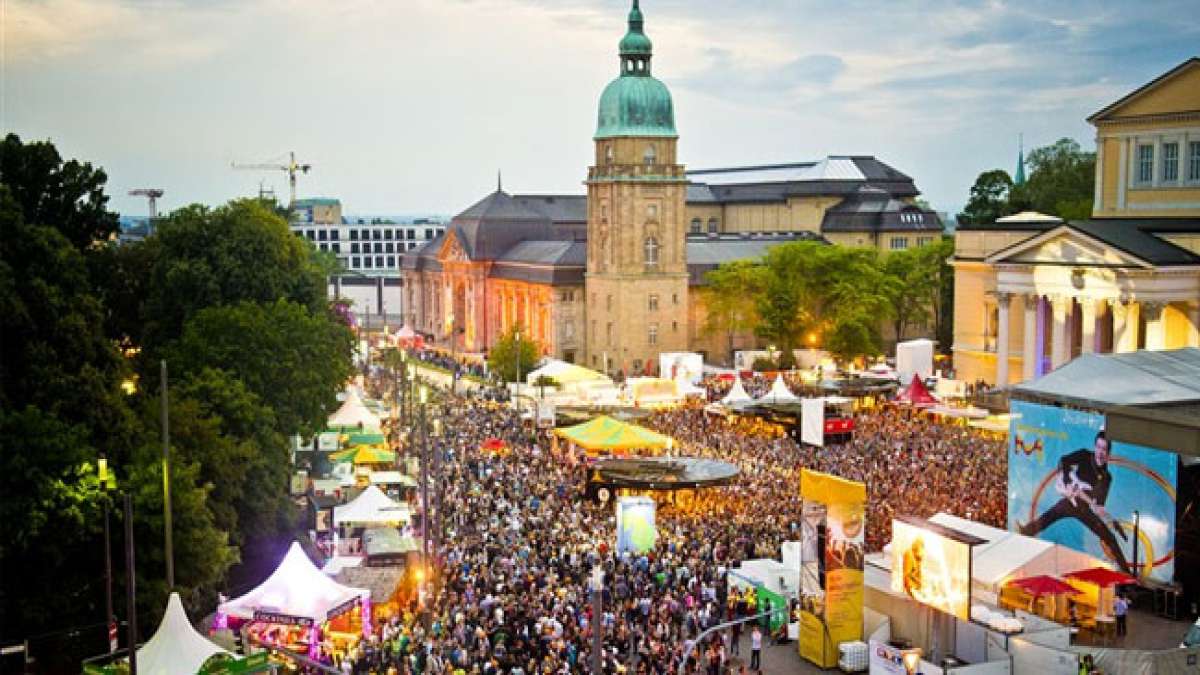 Feiern Sie vier Tage lang das Leben mit Live-Musik, Club-Sounds und unvergesslichen Momenten rund ums Residenzschloss – ein Festivalerlebnis, das Freude, Spaß und Freundschaft in den Mittelpunkt stellt. Feiern Sie vier Tage lang das Leben mit Live-Musik, Club-Sounds und unvergesslichen Momenten rund ums Residenzschloss – ein Festivalerlebnis, das Freude, Spaß und Freundschaft in den Mittelpunkt stellt.