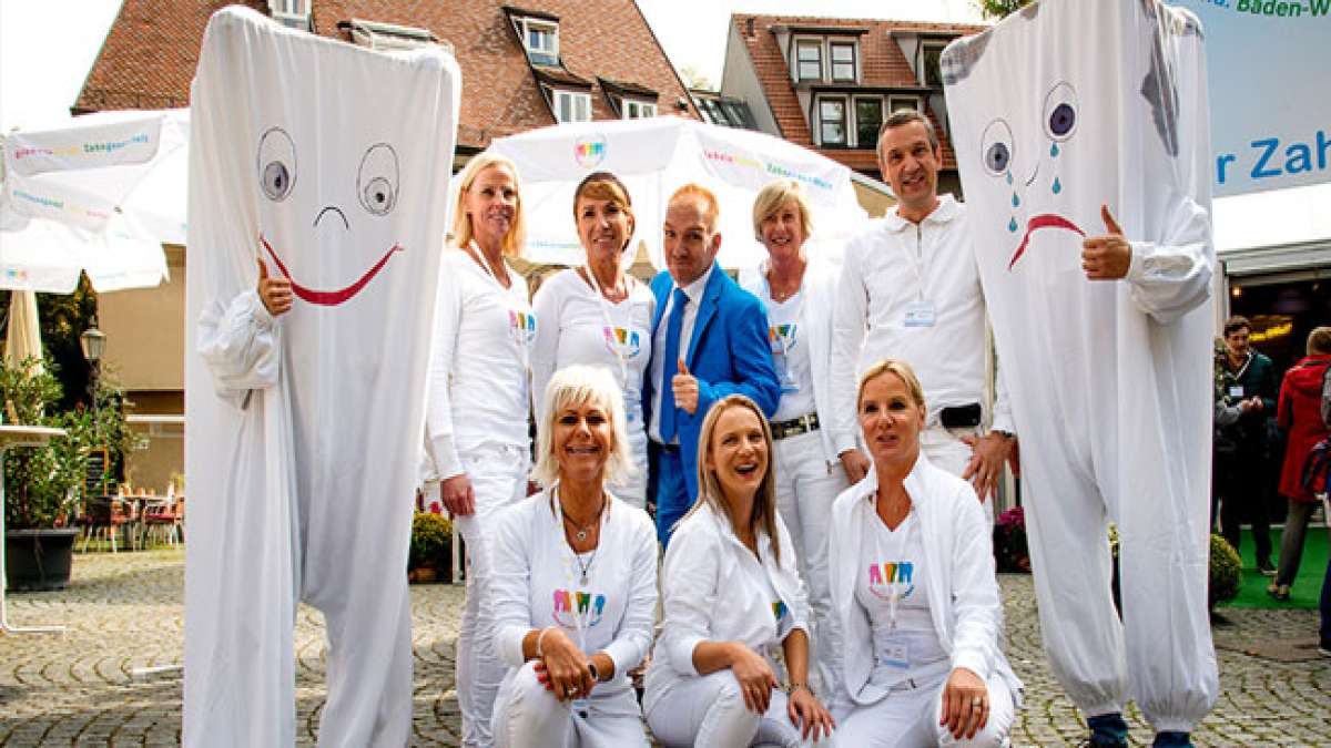 Entdecken Sie den Tag der Zahngesundheit in Deutschland, der seit 1991 am 25. September das Bewusstsein für Prävention, Vorsorge und Eigenverantwortung in der Mundgesundheit fördert. Entdecken Sie den Tag der Zahngesundheit in Deutschland, der seit 1991 am 25. September das Bewusstsein für Prävention, Vorsorge und Eigenverantwortung in der Mundgesundheit fördert.