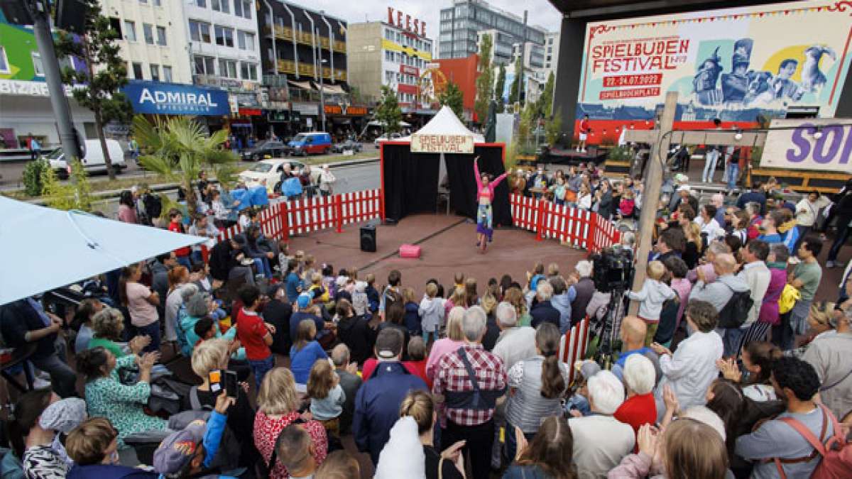Genießen Sie kostenloses Straßentheater und -kunst aus aller Welt, von Akrobatik über Musik bis hin zu Comedy, ein Fest für die ganze Familie mit einer langen Tradition voller Unterhaltung und Kuriositäten. Genießen Sie kostenloses Straßentheater und -kunst aus aller Welt, von Akrobatik über Musik bis hin zu Comedy, ein Fest für die ganze Familie mit einer langen Tradition voller Unterhaltung und Kuriositäten.