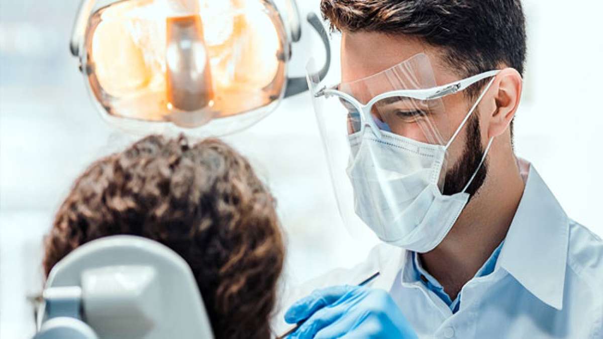 Am 6. März würdigen wir Zahnärzte weltweit und danken ihnen für ihre wichtige Arbeit, die seit Jahrhunderten das Wohlbefinden unserer Zähne und Mundgesundheit gewährleistet.