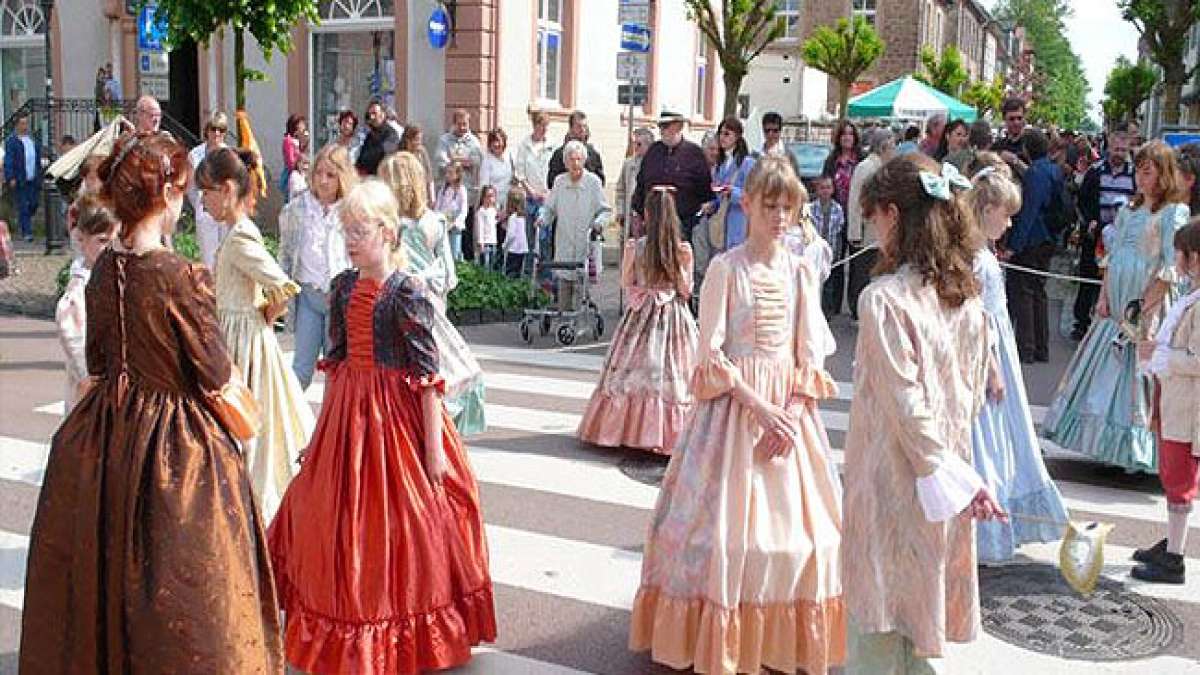 Tauchen Sie ein in die einzigartige Atmosphäre und hervorragende Akustik dieser Veranstaltung, die zu einer Größe der deutschen Festivallandschaft geworden ist. Tauchen Sie ein in die einzigartige Atmosphäre und hervorragende Akustik dieser Veranstaltung, die zu einer Größe der deutschen Festivallandschaft geworden ist.