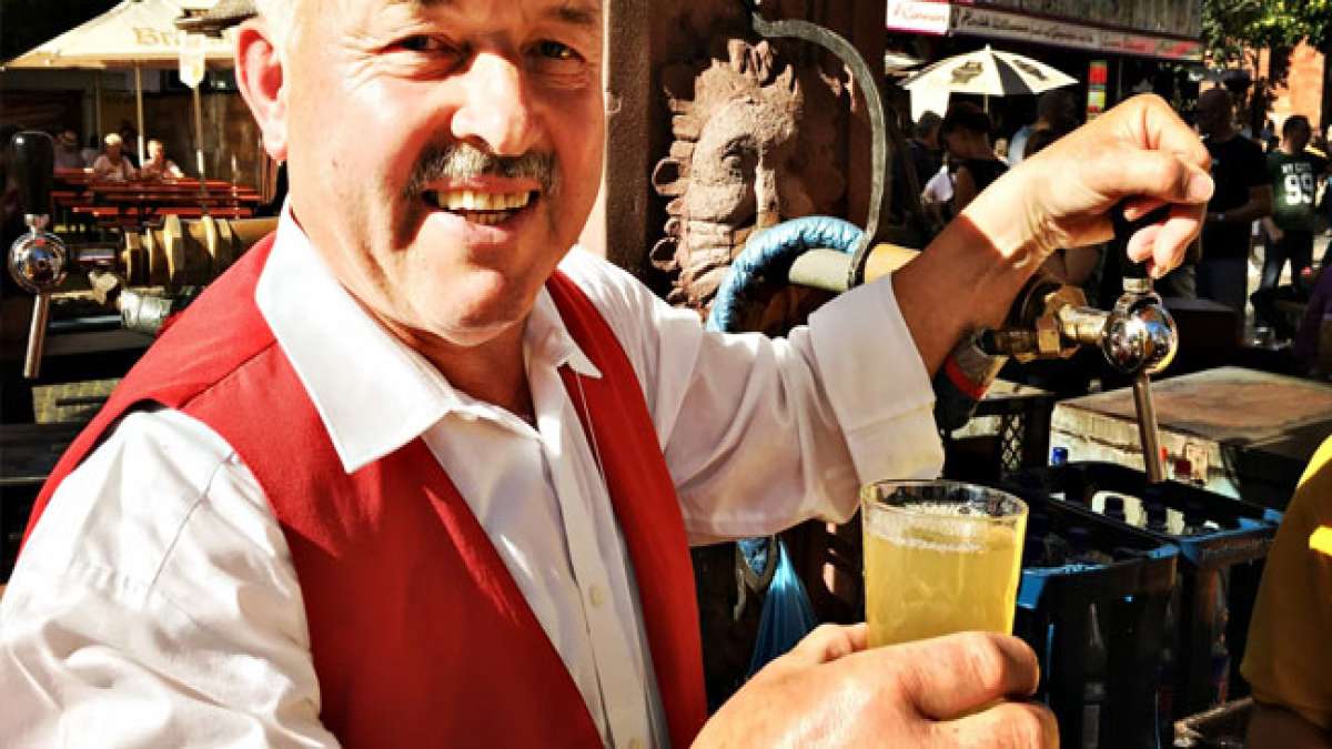Entdecke die einzigartige Gastfreundschaft der Altstadt mit ihren urigen Heckenwirtschaften und tauche ein in die langjährige Tradition des Ebbelwoifests!