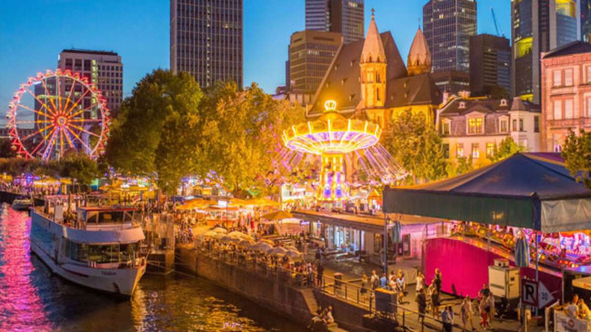 Dieses traditionsreiche Fest feiert seit 1340 den Main als Lebensader der Stadt und bietet heute Sommergärten am Ufer und ein spektakuläres Abschlussfeuerwerk.