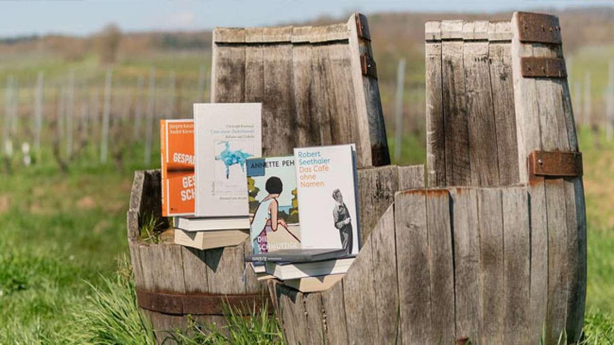Tauchen Sie ein in die Welt der Literatur und des Weins, genießen Sie Lesungen und literarische Weinwanderungen und lassen Sie sich von der Schönheit des Rheingaus verzaubern. Tauchen Sie ein in die Welt der Literatur und des Weins, genießen Sie Lesungen und literarische Weinwanderungen und lassen Sie sich von der Schönheit des Rheingaus verzaubern.