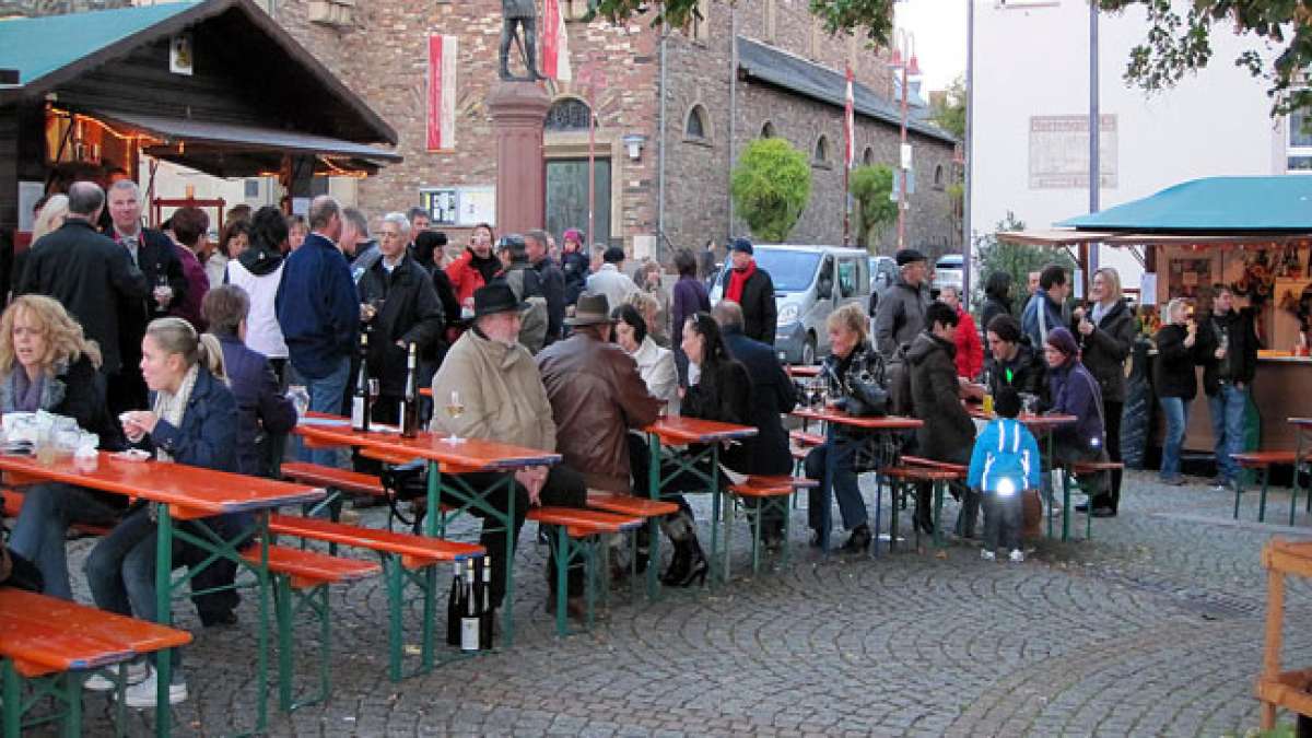Feiern Sie mit beim Herbstfest auf dem Marktplatz von Rüdesheim mit Musik, kulinarischen Köstlichkeiten und einer Oldtimer Traktorparade - ein großartiger Abschluss des Weinfest-Jahres im Rheingau. Feiern Sie mit beim Herbstfest auf dem Marktplatz von Rüdesheim mit Musik, kulinarischen Köstlichkeiten und einer Oldtimer Traktorparade - ein großartiger Abschluss des Weinfest-Jahres im Rheingau.