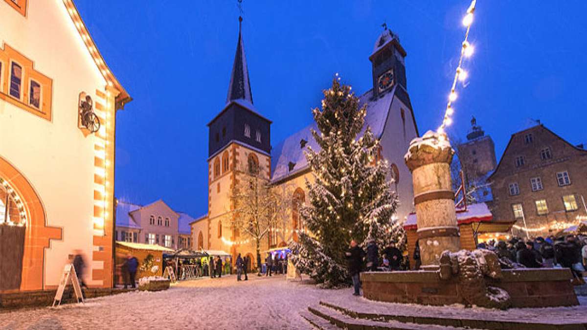 Genießen Sie die vorweihnachtliche Stimmung mit heißem Glühwein, Punsch und köstlichen Leckereien in der historischen Altstadt von Steinau an der Straße.