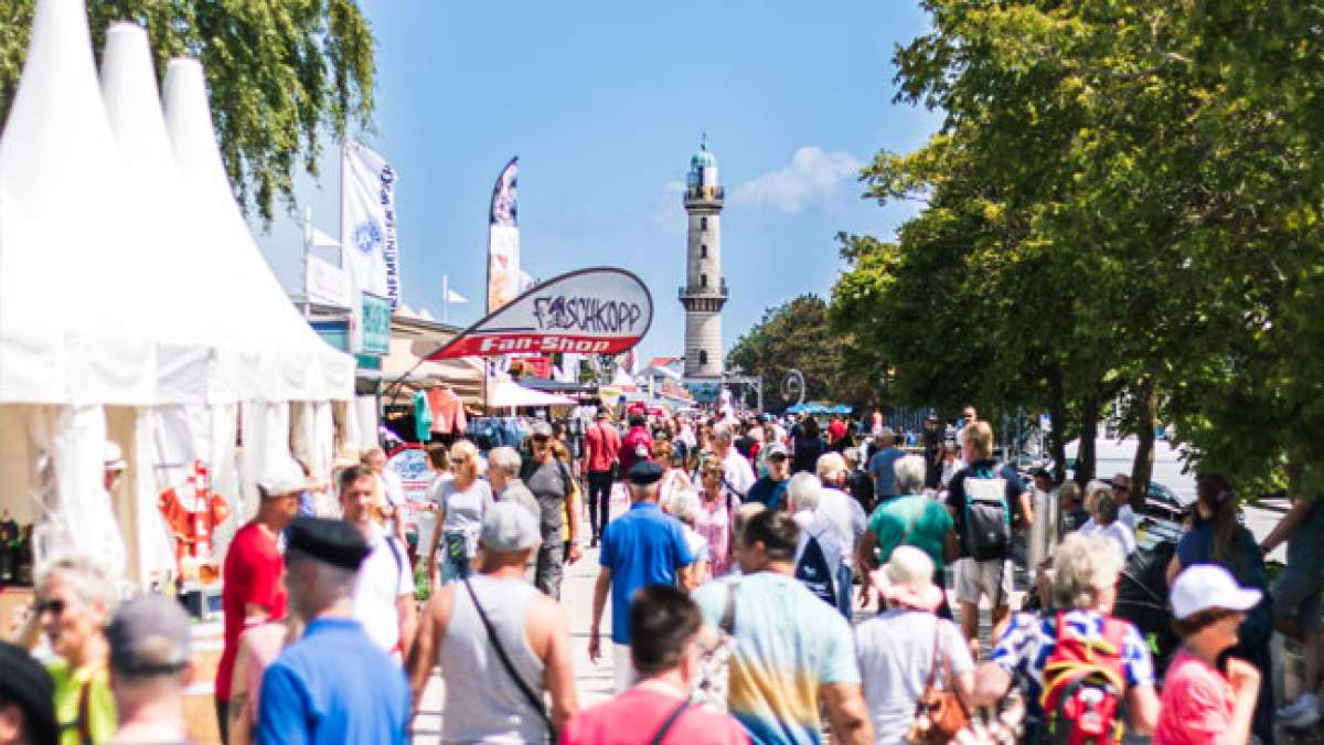 Tauchen Sie ein in die maritime Atmosphäre und verfolgen Sie spannende Regatten mit etwa 2.000 Seglern aus 30 Nationen vor der Küste Warnemündes. Tauchen Sie ein in die maritime Atmosphäre und verfolgen Sie spannende Regatten mit etwa 2.000 Seglern aus 30 Nationen vor der Küste Warnemündes.