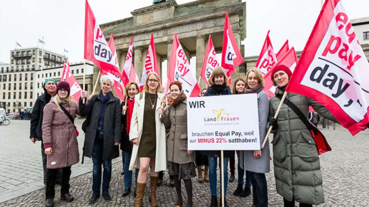 Erfahren Sie, wie dieser Tag international ins Leben gerufen wurde und wie er in Deutschland zu einem wichtigen Symbol für die Gleichstellung geworden ist.