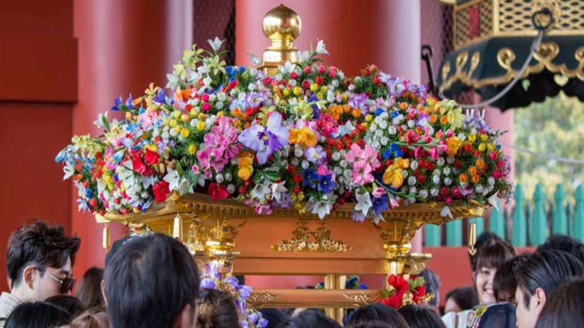 Erfahren Sie mehr über die reiche buddhistische Tradition und die farbenfrohen Feierlichkeiten, die mit Blumenschmuck und Prozessionen in den Tempeln Japans stattfinden.