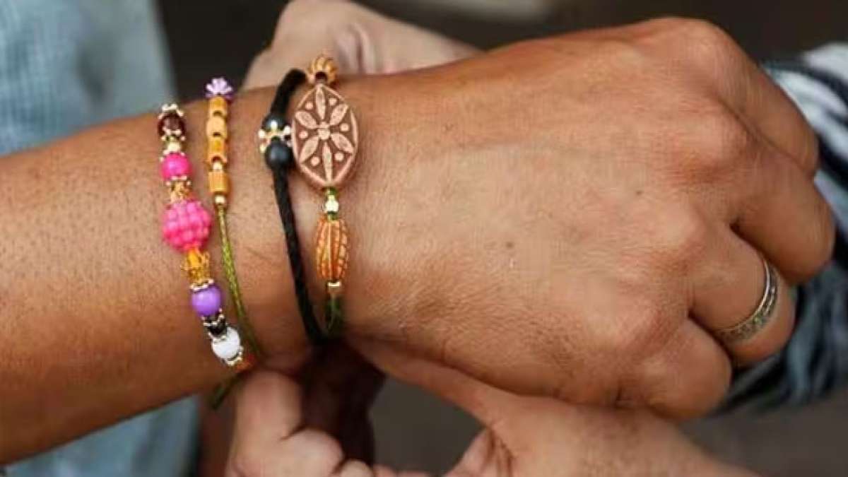 Erfahren Sie mehr über dieses Fest, das im Hinduismus als Tag der schützenden Verbindung gefeiert wird. Erfahren Sie mehr über dieses Fest, das im Hinduismus als Tag der schützenden Verbindung gefeiert wird.