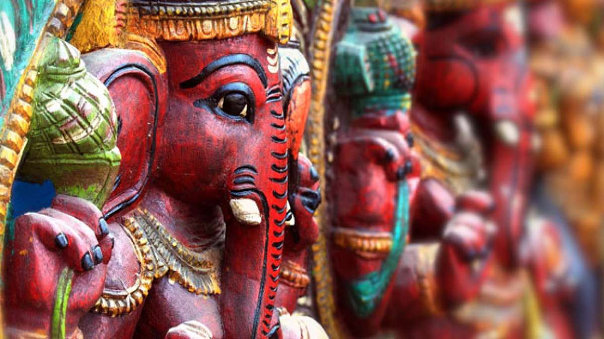 Tauchen Sie ein in die reiche Kultur und Spiritualität Indiens, während Gläubige mit Gebeten und Opfergaben diesen geliebten Gott der Weisheit und des Glücks ehren. Tauchen Sie ein in die reiche Kultur und Spiritualität Indiens, während Gläubige mit Gebeten und Opfergaben diesen geliebten Gott der Weisheit und des Glücks ehren.