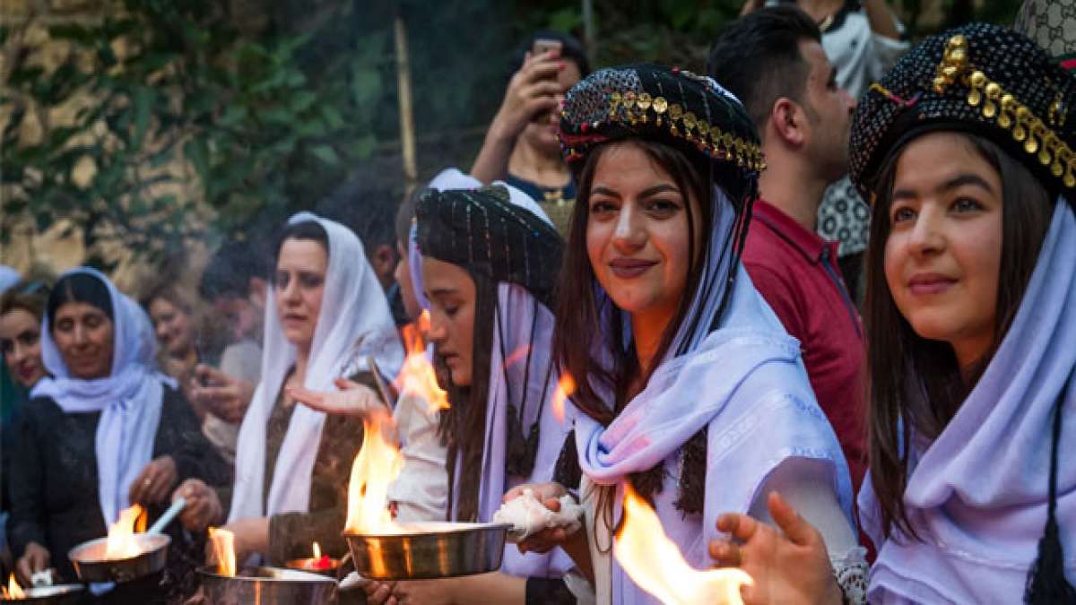 Erfahren Sie mehr über diese einzigartige Tradition, die am ersten Mittwoch im April nach dem jesidischen Kalender gefeiert wird und Tausi-Melek, das Oberhaupt der sieben Engel im Jesidentum, ehrt. Erfahren Sie mehr über diese einzigartige Tradition, die am ersten Mittwoch im April nach dem jesidischen Kalender gefeiert wird und Tausi-Melek, das Oberhaupt der sieben Engel im Jesidentum, ehrt.