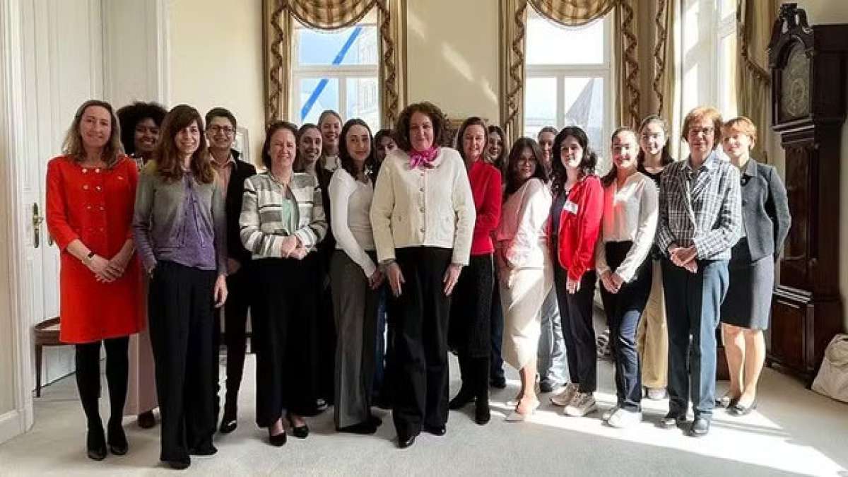 Diese Initiative fördert die stärkere Beteiligung von Frauen an friedenspolitischen Prozessen und setzt ein Zeichen für die Verwirklichung der faktischen Gleichstellung von Frauen in einer von Diskriminierung geprägten Welt.
