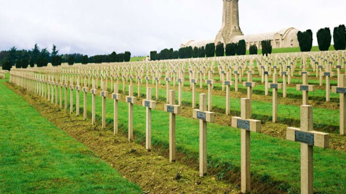 Mit neun Millionen Soldaten und über sechs Millionen Zivilisten, die ihr Leben ließen, war der Erste Weltkrieg eine der verheerendsten Konflikte der Geschichte. Mit neun Millionen Soldaten und über sechs Millionen Zivilisten, die ihr Leben ließen, war der Erste Weltkrieg eine der verheerendsten Konflikte der Geschichte.
