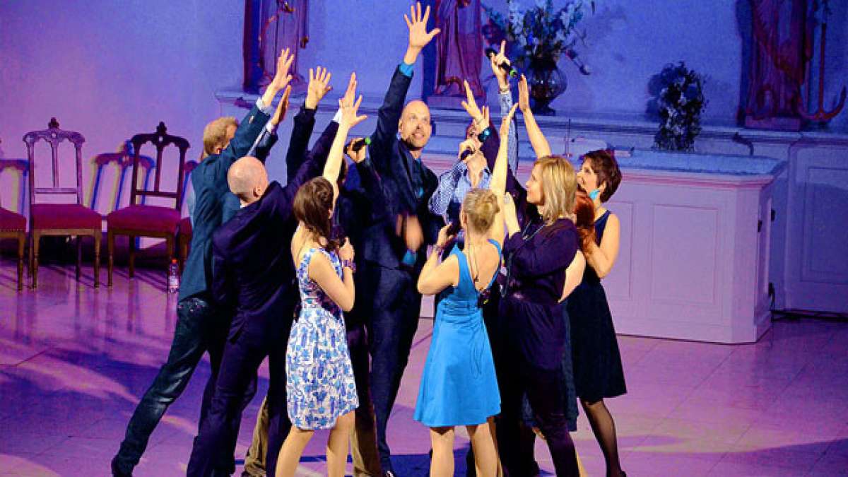 Vokalensembles aus aller Welt präsentieren in wechselnden Locations Klassik, Jazz, Pop und mehr, inspirieren lokale Chöre und bieten Workshops für Gesangsbegeisterte. Vokalensembles aus aller Welt präsentieren in wechselnden Locations Klassik, Jazz, Pop und mehr, inspirieren lokale Chöre und bieten Workshops für Gesangsbegeisterte.