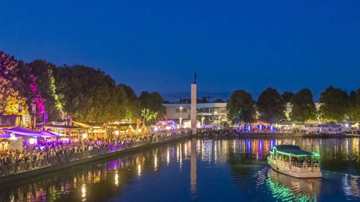 Seit 1986 lockt das mehrwöchige Fest über zwei Millionen Besucher an, die Urlaubsgefühle und maritimes Flair inmitten der Stadt genießen. Seit 1986 lockt das mehrwöchige Fest über zwei Millionen Besucher an, die Urlaubsgefühle und maritimes Flair inmitten der Stadt genießen.