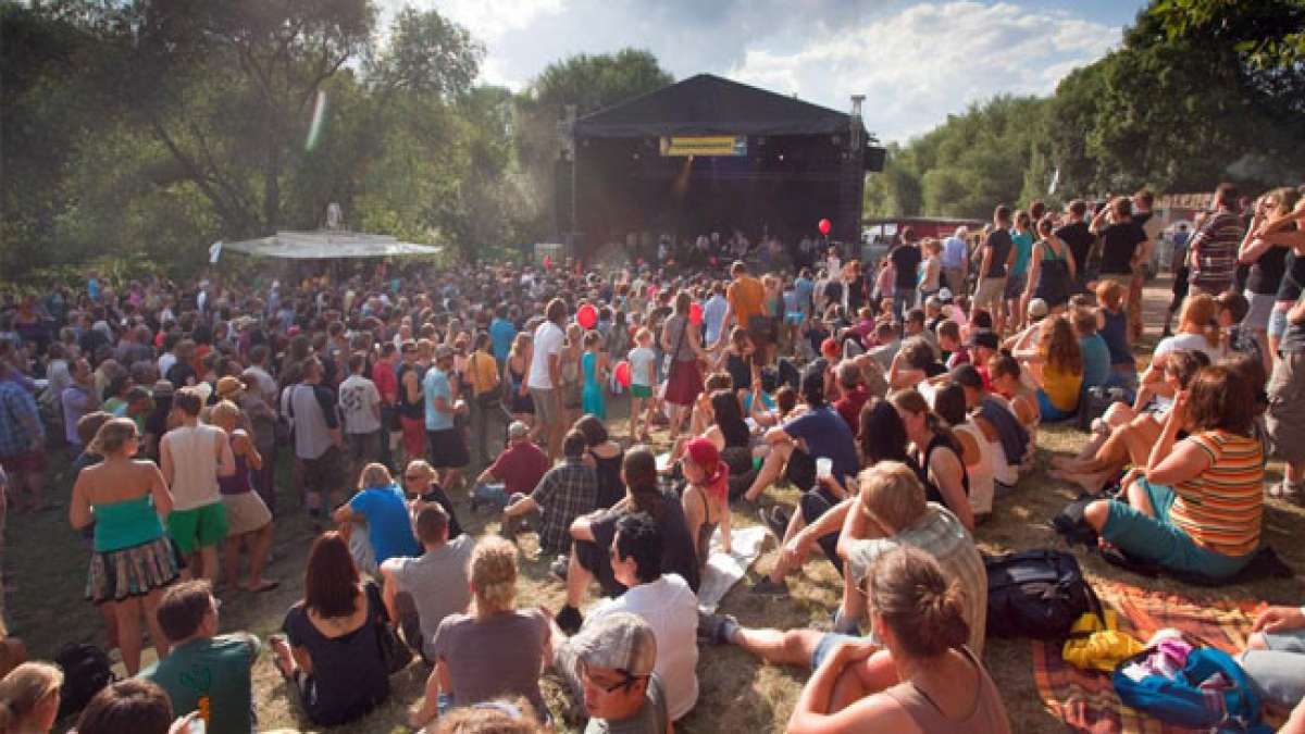 Seit 1983 feiert Hannover am Zusammenfluss von Ihme und Leine mit musikalischen Darbietungen und geselligem Treiben bis in die Sommernacht hinein. Seit 1983 feiert Hannover am Zusammenfluss von Ihme und Leine mit musikalischen Darbietungen und geselligem Treiben bis in die Sommernacht hinein.