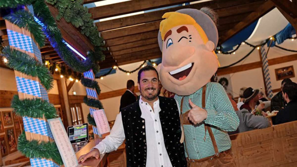 Genießen Sie zünftige Kost, alkoholfreie Getränke und das spezielle Festbier der Gilde, während Sie das einzigartige Flair der Hannover Wiesn auf der Gilde Parkbühne erleben.