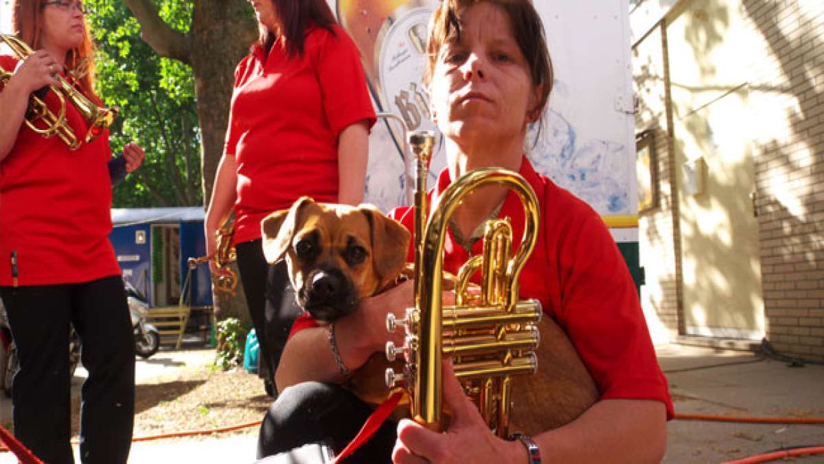 Tauchen Sie ein in das lebendige Festgeschehen und erleben Sie die Gaadefelder Kerb als ein Fest voller Tradition und Unterhaltung für die ganze Familie!