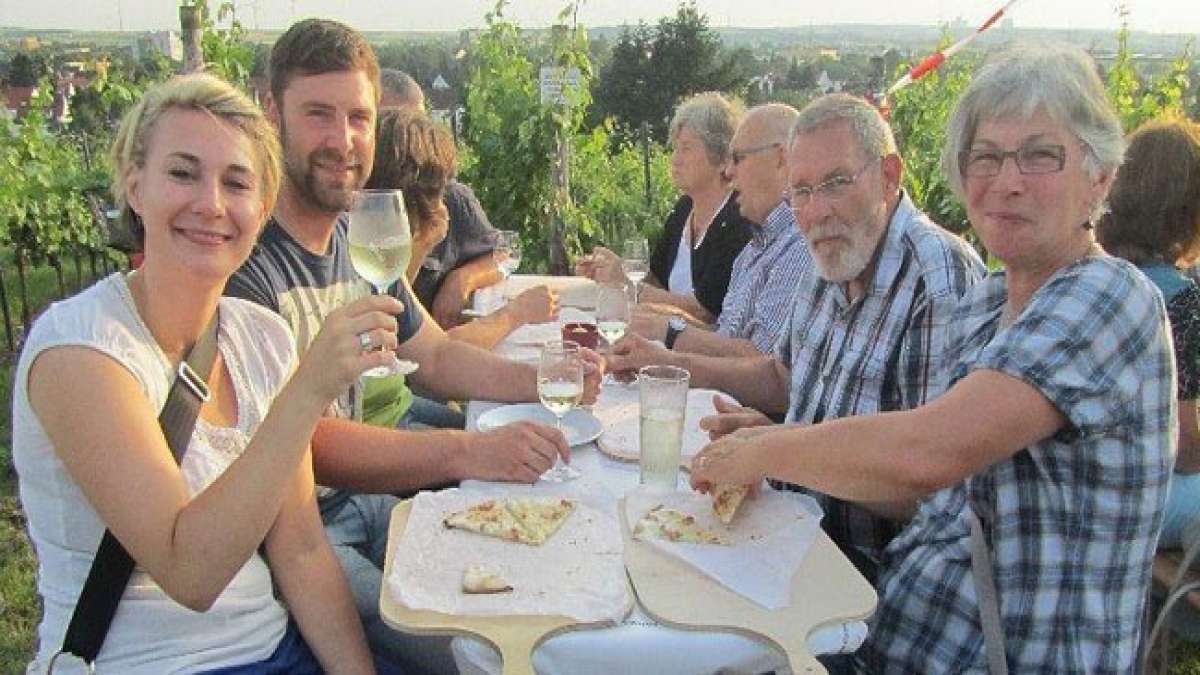 Tauchen Sie ein in die Weinberge, genießen Sie Weine der Hechtsheimer Winzer und regionale Spezialitäten auf einem der schönsten Weinfeste der Region mit Blick über Rheinhessen und den Taunus!