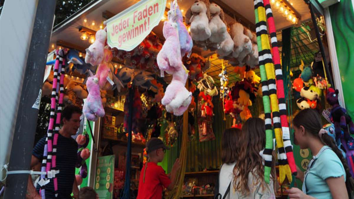 Genießen Sie kulinarische Köstlichkeiten von Currywurst bis Crepes und lassen Sie sich von der vielfältigen Auswahl an Süßigkeiten verführen.