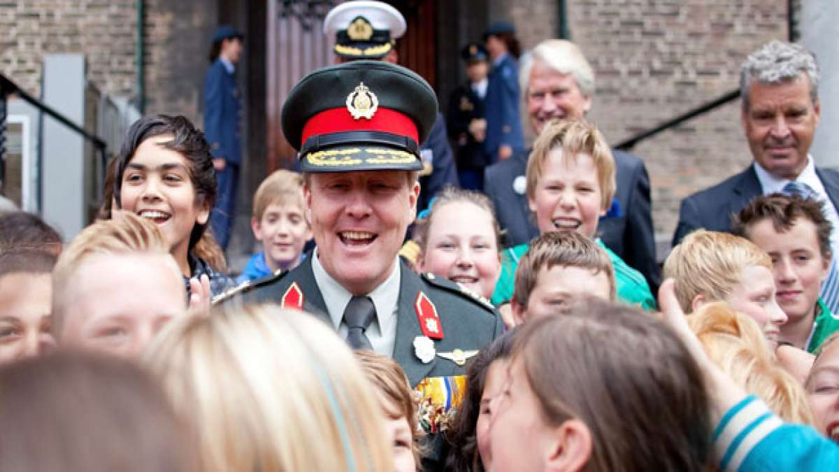 Erfahren Sie mehr über die bewegende Geschichte dieses Gedenktags und die beeindruckende Veteranenparade in Den Haag. Erfahren Sie mehr über die bewegende Geschichte dieses Gedenktags und die beeindruckende Veteranenparade in Den Haag.