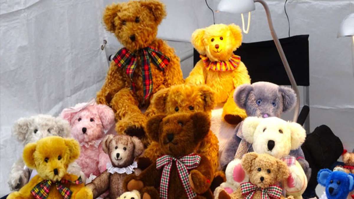 Tauchen Sie ein in die festliche Stimmung vor der romantischen Kulisse der Pfarrkirche St. Martin und lassen Sie sich von Kerzenschein, Weihnachtsduft und festlicher Musik verzaubern.
