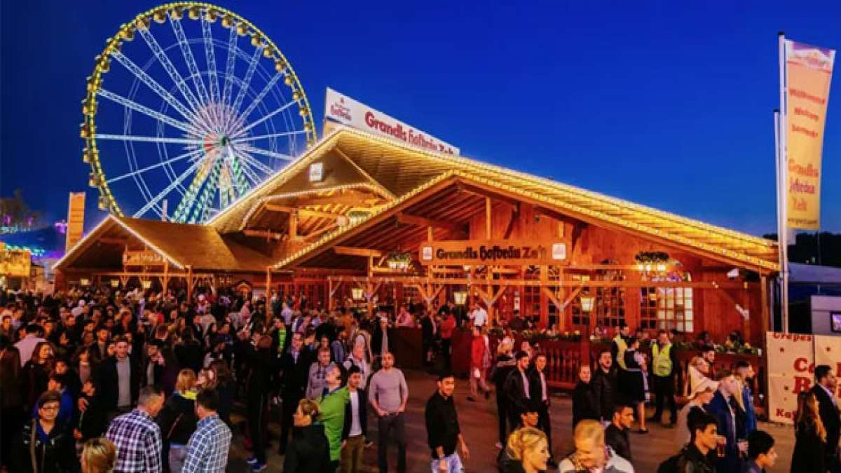 Freuen Sie sich auf traditionelle Festzelte, die bei Bedarf geschlossen werden können, sowie auf den beliebten Krämermarkt.