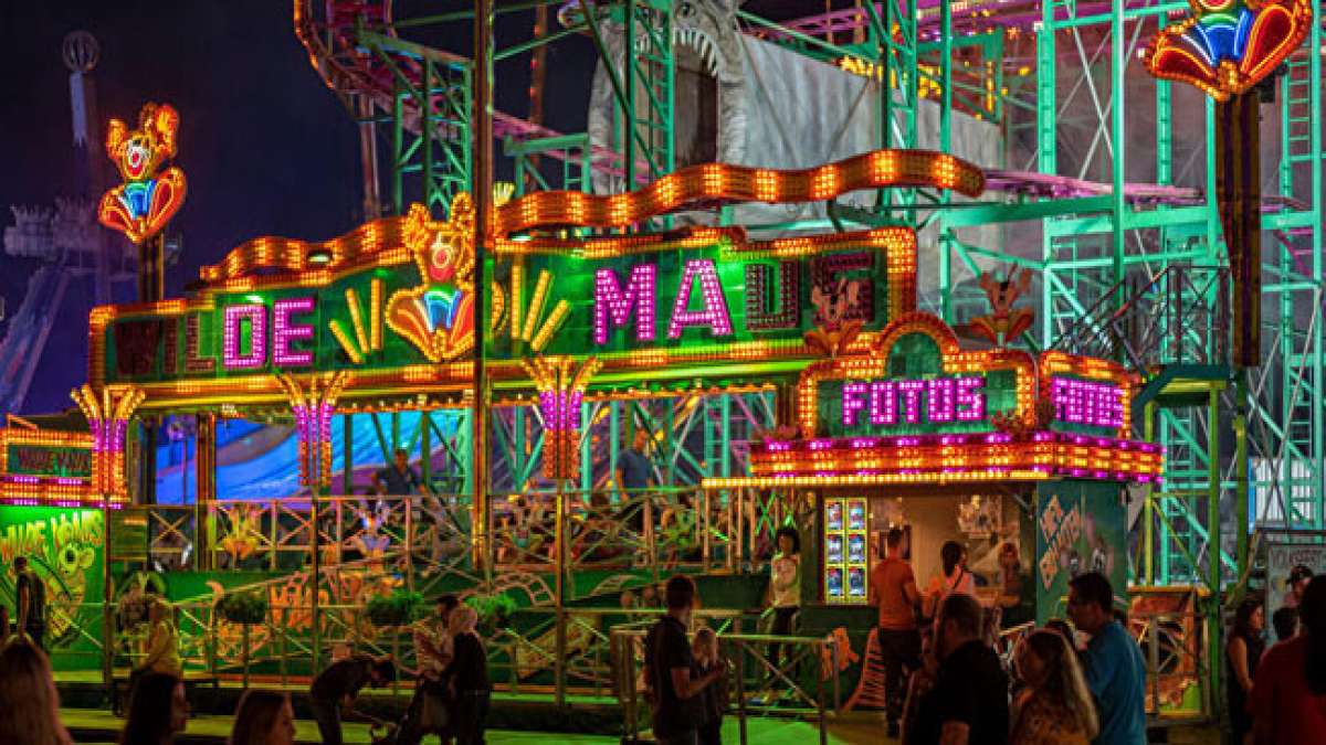Entdecken Sie traditionelle und neue Fahrgeschäfte sowie kulinarische Highlights, während das Riesenrad einen unvergleichlichen Blick über das Festgelände bietet. Entdecken Sie traditionelle und neue Fahrgeschäfte sowie kulinarische Highlights, während das Riesenrad einen unvergleichlichen Blick über das Festgelände bietet.