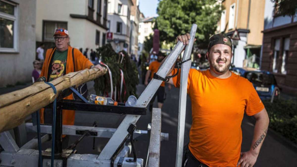 Genießen Sie Live-Musik, Frankfurter Spezialitäten und geselliges Beisammensein entlang der oberen Bergerstraße und erleben Sie den festlichen Umzug und das Aufstellen des Kerwebaums auf dem Festplatz an der Bornheimer Johanniskirche.