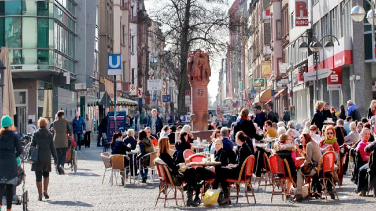 Feiern Sie mit bei einem der größten und schönsten Stadtteilfeste Frankfurts, das seit über einem Vierteljahrhundert die Untere Bergerstraße in ein mediterranes Straßenbild verwandelt. Feiern Sie mit bei einem der größten und schönsten Stadtteilfeste Frankfurts, das seit über einem Vierteljahrhundert die Untere Bergerstraße in ein mediterranes Straßenbild verwandelt.
