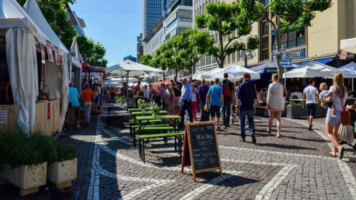 Entdecken Sie die Vielfalt der Freßgass' und feiern Sie gemeinsam ein Stück Frankfurter Stadtkultur. Entdecken Sie die Vielfalt der Freßgass' und feiern Sie gemeinsam ein Stück Frankfurter Stadtkultur.