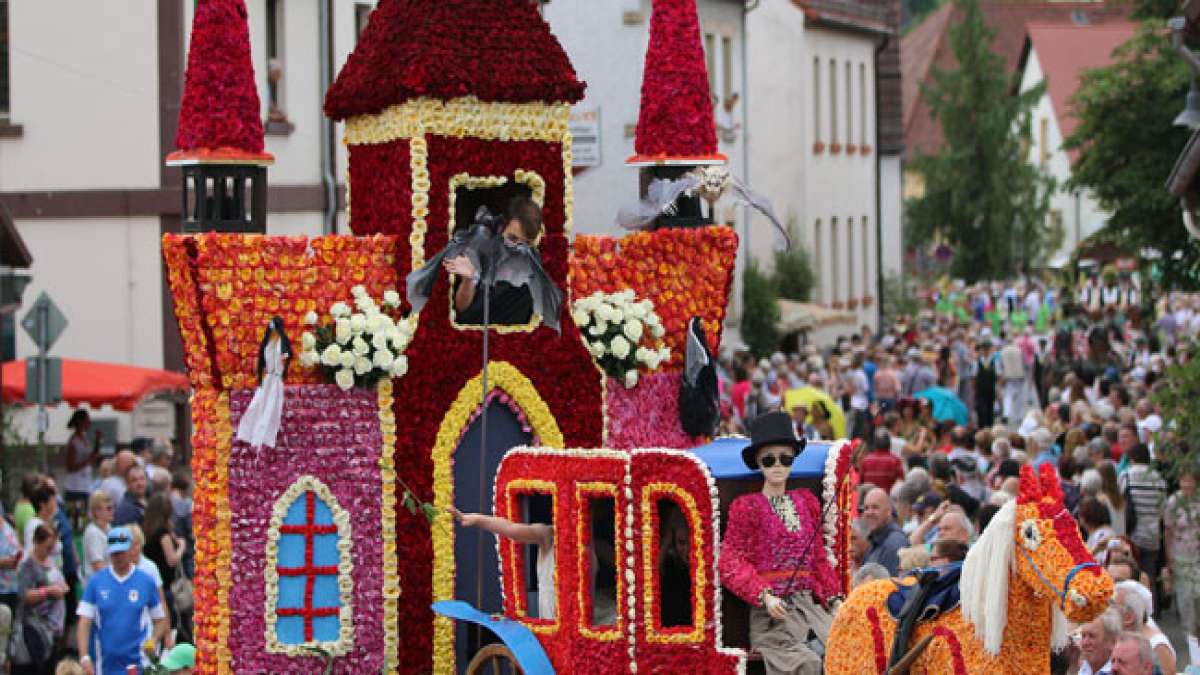 Tauchen Sie ein in die faszinierende Welt der Rosen mit einem spektakulären Rosenkorso und der Ehrung der Königin der Blumen.