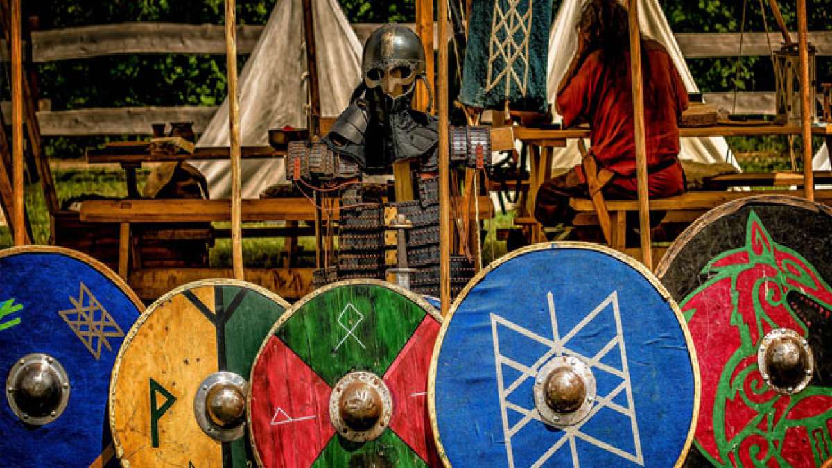 Tauche ein in eine Welt voller Gaukler, Spielleute, Burgfräulein und Ritter, genieße mittelalterliche Musik, Spiele und köstliche Speisen und Getränke - ein unvergessliches Erlebnis für die ganze Familie! Tauche ein in eine Welt voller Gaukler, Spielleute, Burgfräulein und Ritter, genieße mittelalterliche Musik, Spiele und köstliche Speisen und Getränke - ein unvergessliches Erlebnis für die ganze Familie!