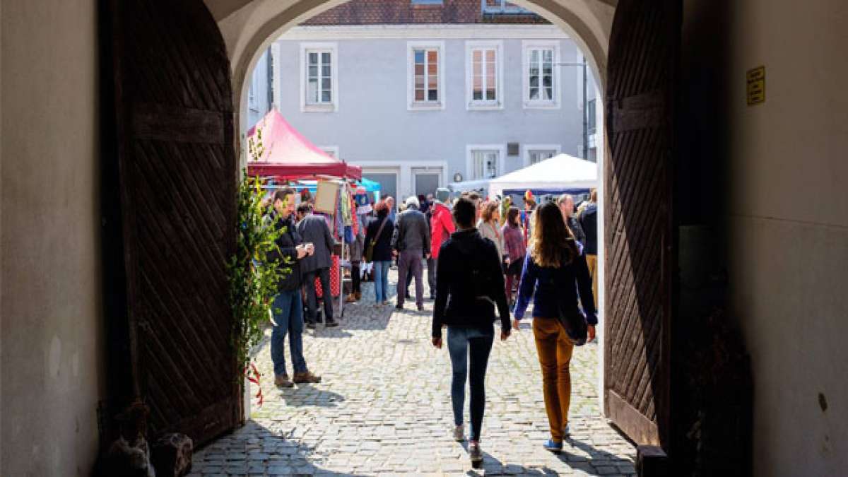 Tauche ein in die Vielfalt von Kunsthandwerk, Essens- und Flohmarktständen, genieße ein buntes Rahmenprogramm und erlebe einen verkaufsoffenen Feiertag - ein Fest für die Sinne!