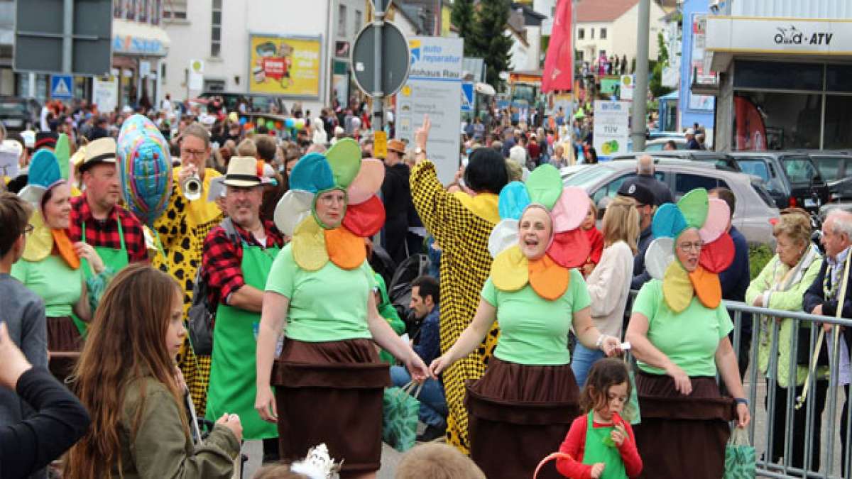 Feiere fünf Tage lang gute Laune und beste Stimmung beim Schmelzer Schmackes, einem der größten Feste der Region, mit einer Vielfalt an Musikgenres von Rock bis Schlager. Feiere fünf Tage lang gute Laune und beste Stimmung beim Schmelzer Schmackes, einem der größten Feste der Region, mit einer Vielfalt an Musikgenres von Rock bis Schlager.