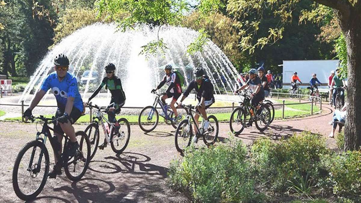 Genieße zwischen 10:00 und 18:00 Uhr freie Fahrt auf einer 40 Kilometer langen Strecke, gesperrt für den Kraftverkehr, und erlebe ein abwechslungsreiches Programm entlang der Strecke! Genieße zwischen 10:00 und 18:00 Uhr freie Fahrt auf einer 40 Kilometer langen Strecke, gesperrt für den Kraftverkehr, und erlebe ein abwechslungsreiches Programm entlang der Strecke!
