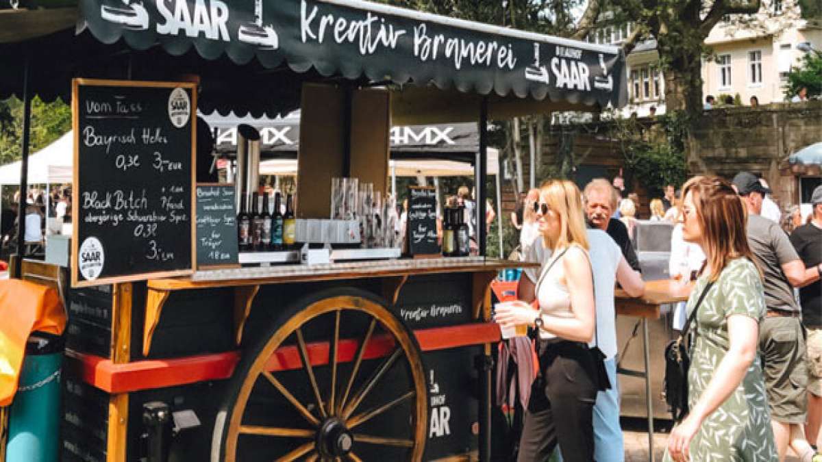 Schlendere durch die Straßen, probiere verschiedene Gerichte und genieße das Wochenende mit über 20 Gastronomen und Marktausstellern, die ihre Köstlichkeiten präsentieren. Schlendere durch die Straßen, probiere verschiedene Gerichte und genieße das Wochenende mit über 20 Gastronomen und Marktausstellern, die ihre Köstlichkeiten präsentieren.