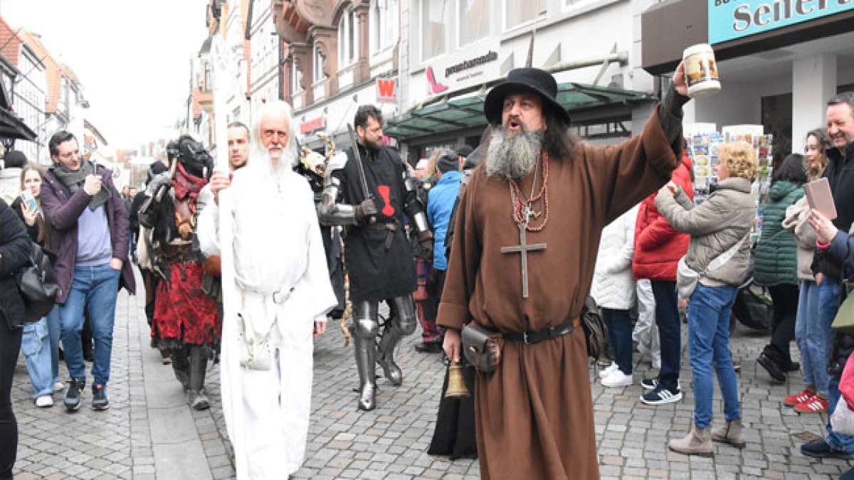 Genieße eine vielfältige Auswahl an Speisen und Getränken sowie ein breites Angebot an Marktständen in einem zauberhaften Festareal. Genieße eine vielfältige Auswahl an Speisen und Getränken sowie ein breites Angebot an Marktständen in einem zauberhaften Festareal.